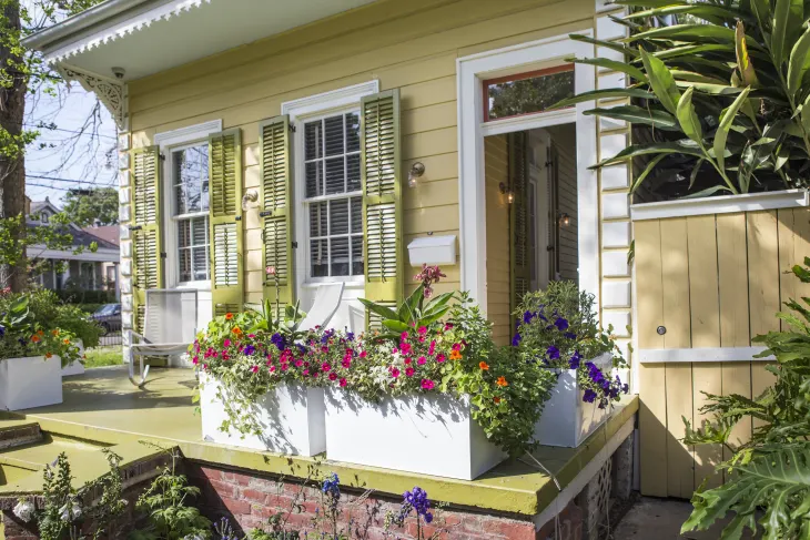 8 Moves Landscapers Use to Boost Curb Appeal When They’re Short on Time