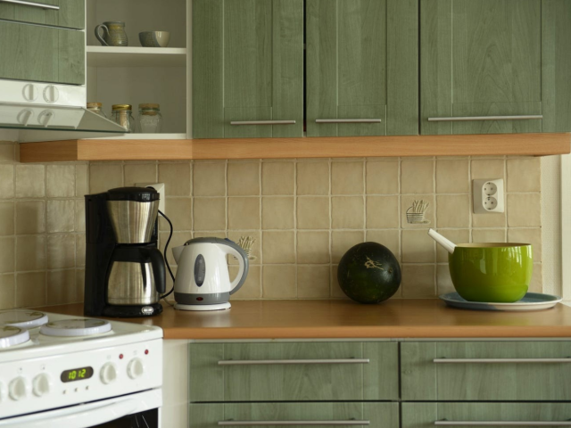 2021 home decor trends- green cabinets